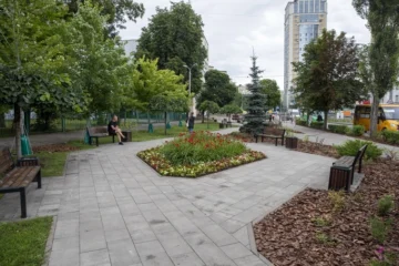 Біля метро «Політехнічний інститут» облаштували сквер на місці знесених МАФів