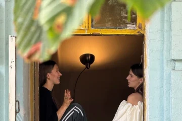 На Золотих воротах відкрили кав’ярню «Літо», де можна сидіти на підвіконні й заходити через вікно
