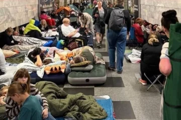 «Станції переповнені»: кияни скаржаться, що не могли потрапити до метро під час нічної атаки