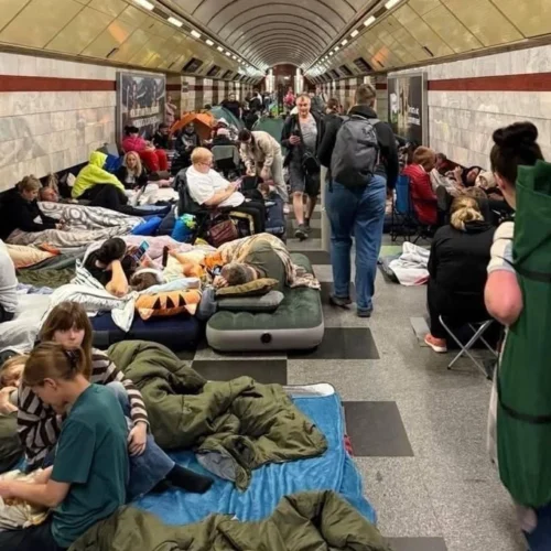 «Станції переповнені»: кияни скаржаться, що не могли потрапити до метро під час нічної атаки