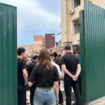 На майже 100-річну будівлю училища зв’язку поблизу Лаври, яку незаконно зносили, наклали арешт