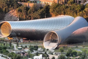 У Тбілісі знесуть недобудований концертний зал у формі труб, що пустував понад 10 років