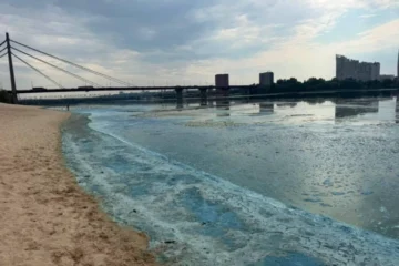 Чому Дніпро позеленів і вкрився піною біля берегів – пояснення екологів