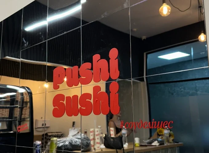 На Нижньому Валу відкрився суші-спот заклад Pushi Sushi з ролами в тубусі