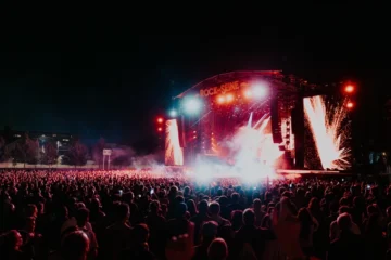 На фестивалі у Франції виступи Nick Cave та The Cure почали описувати для незрячих у реальному часі