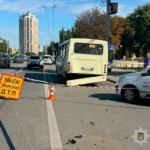 На Чоколівському бульварі автомобіль врізався в маршрутку та в’їхав у зупинку: є загиблі