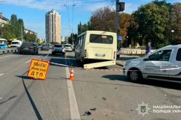 На Чоколівському бульварі автомобіль врізався в маршрутку та в’їхав у зупинку: є загиблі