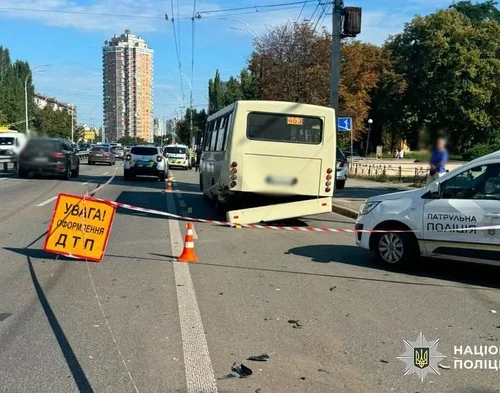 На Чоколівському бульварі автомобіль врізався в маршрутку та в’їхав у зупинку: є загиблі