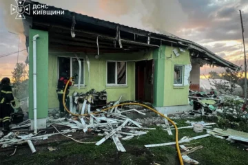 На Київщині через російську атаку зруйновано 14 будинків і склади: є поранені й загиблий