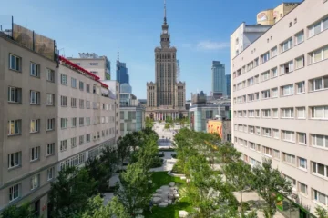 Замість асфальту і бетону – дерева й фонтани. У центрі Варшави відкрили новий пішохідний простір