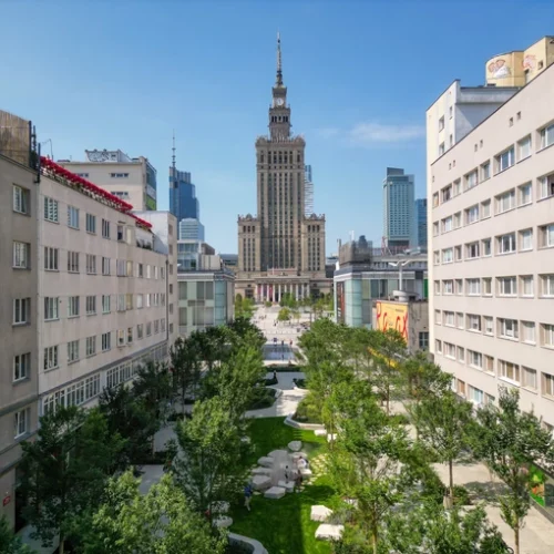 Замість асфальту і бетону – дерева й фонтани. У центрі Варшави відкрили новий пішохідний простір