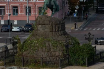 З пам’ятника Богдану Хмельницькому на Софійській площі зняли захисну конструкцію