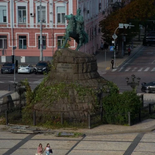 З пам’ятника Богдану Хмельницькому на Софійській площі зняли захисну конструкцію