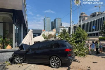 Внаслідок ДТП біля палацу «Україна» автомобіль в’їхав у літню терасу ресторану та перекинувся