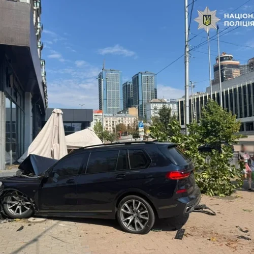 Внаслідок ДТП біля палацу «Україна» автомобіль в’їхав у літню терасу ресторану та перекинувся