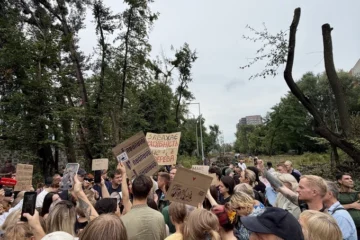 На Теремках призупинили вирубку дерев для будівництва тепломережі після мітингу