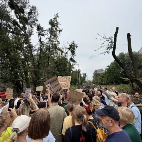 На Теремках призупинили вирубку дерев для будівництва тепломережі після мітингу