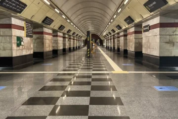 На станції метро «Сирець» тестують розділення платформи на зони для укриття