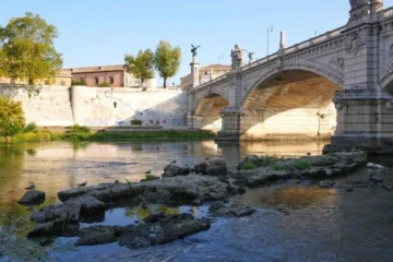 Через рекордну посуху в Римі з-під води показалися руїни 2000-річного мосту Нерона