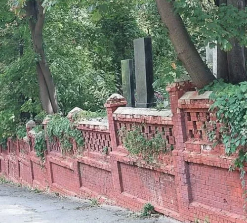 Знесений паркан на Байковому кладовищі не був історичним – КМДА