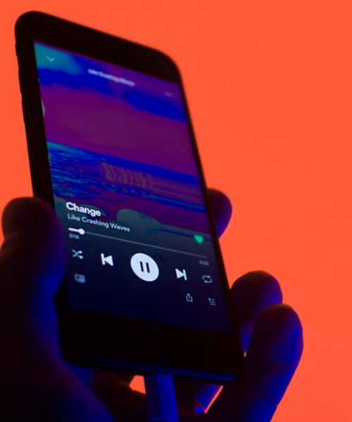 Spotify позначатиме ШІ-виконавців та прибере їхню музику з рекомендацій