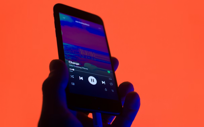 Spotify позначатиме ШІ-виконавців та прибере їхню музику з рекомендацій