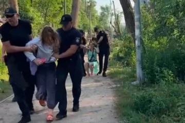 Поліція виводить із парку Теремки місцевих жителів, які намагаються захистити дерева від вирубки – активісти