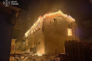 У Києві внаслідок російського обстрілу пошкоджено житловий будинок: понад 10 загиблих