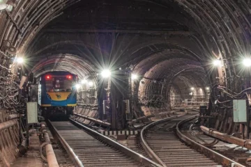 У Києві планують дозволити рух «зеленою» гілкою метро через Південний міст під час тривог