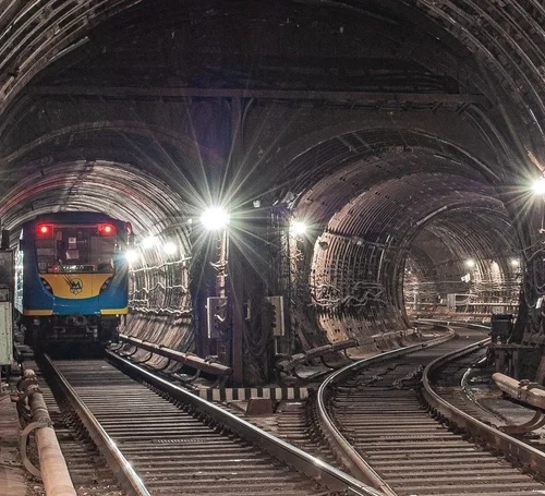 У Києві планують дозволити рух «зеленою» гілкою метро через Південний міст під час тривог