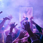 У Парижі пройшов Techno Parade: учасники вимагають скасувати закон про ув’язнення за нелегальні вечірки