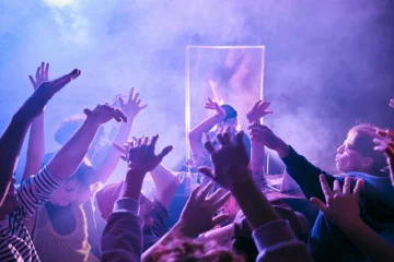 У Парижі пройшов Techno Parade: учасники вимагають скасувати закон про ув’язнення за нелегальні вечірки