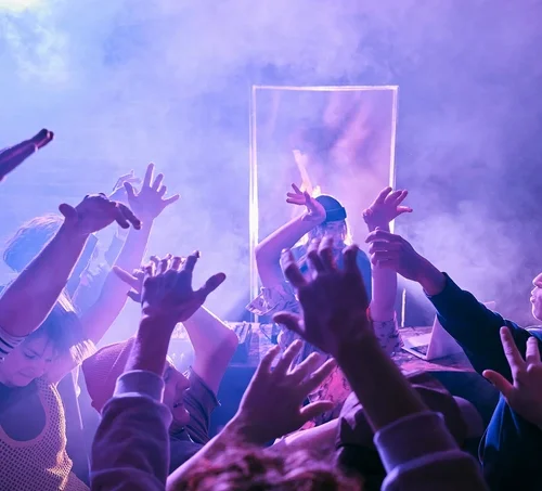 У Парижі пройшов Techno Parade: учасники вимагають скасувати закон про ув’язнення за нелегальні вечірки