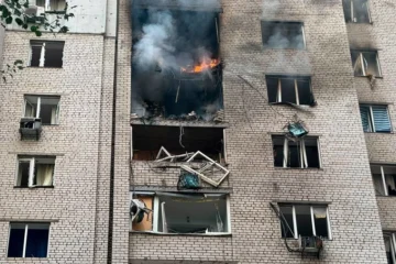 У Києві дрон вдарив по житловому будинку: загинув підліток, ще майже 10 людей отримали поранення
