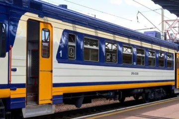 Під час «жовтої» тривоги їздитимуть поїзди та працюватимуть вокзали – рішення уряду