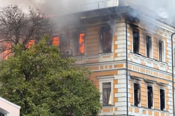 Росіяни вдарили дроном по будівлі Національної академії наук: виникла пожежа