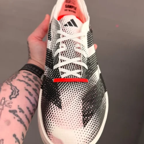 Adidas працює над новими кросівками, підошву яких можна буде змінювати залежно від темпу бігу