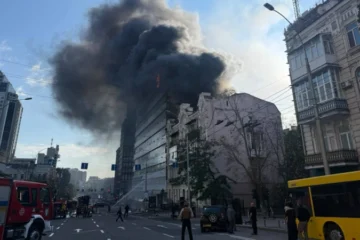 Через російську атаку пошкоджена клініка «Добробут» біля станції «Олімпійська»