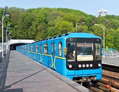 Наземна ділянка «червоної» гілки метро не працюватиме під час «жовтих» тривог – КМДА