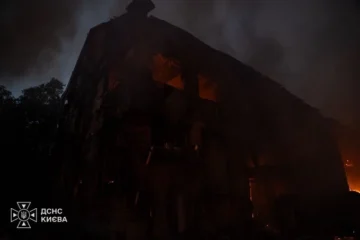 Людей заблокувало у квартирах через падіння уламків: у Києві є загиблі та поранені через обстріл РФ