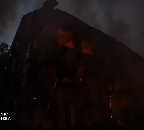 Людей заблокувало у квартирах через падіння уламків: у Києві є загиблі та поранені через обстріл РФ