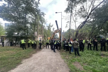 На Теремках продовжують вирубувати дерева для будівництва тепломережі. У КМДА спростовують