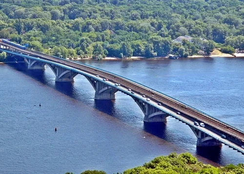 Уряд вимагає від міської влади Києва не зупиняти метро під час тривог