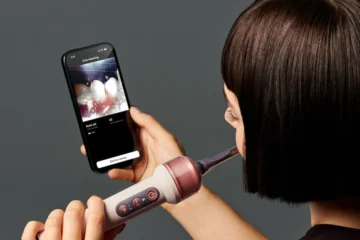Dyson презентував зубну щітку з вбудованою камерою та ополіскувачем для рота