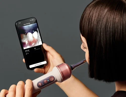 Dyson презентував зубну щітку з вбудованою камерою та ополіскувачем для рота