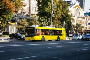 Після подорожчання проїзду пасажиропотік у Києві впав на 10%, продаж проїзних – удвічі