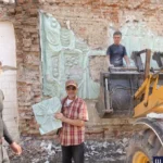 У Чернівцях демонтували крихке гіпсове панно з гуцульськими мотивами: частину твору вдалося врятувати