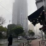 У Києві утворився густий туман через залишки диму й сажі після обстрілів