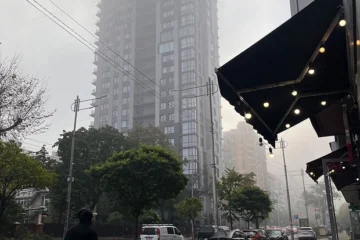 У Києві утворився густий туман через залишки диму й сажі після обстрілів