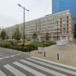 У центрі Варшави завершили озеленення площі Повстанців: там висадили 14 тисяч рослин